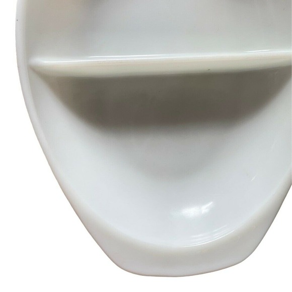 Vintage Pyrex 1 1/2 Qt Split White Serving Dish - Picture 2 of 4